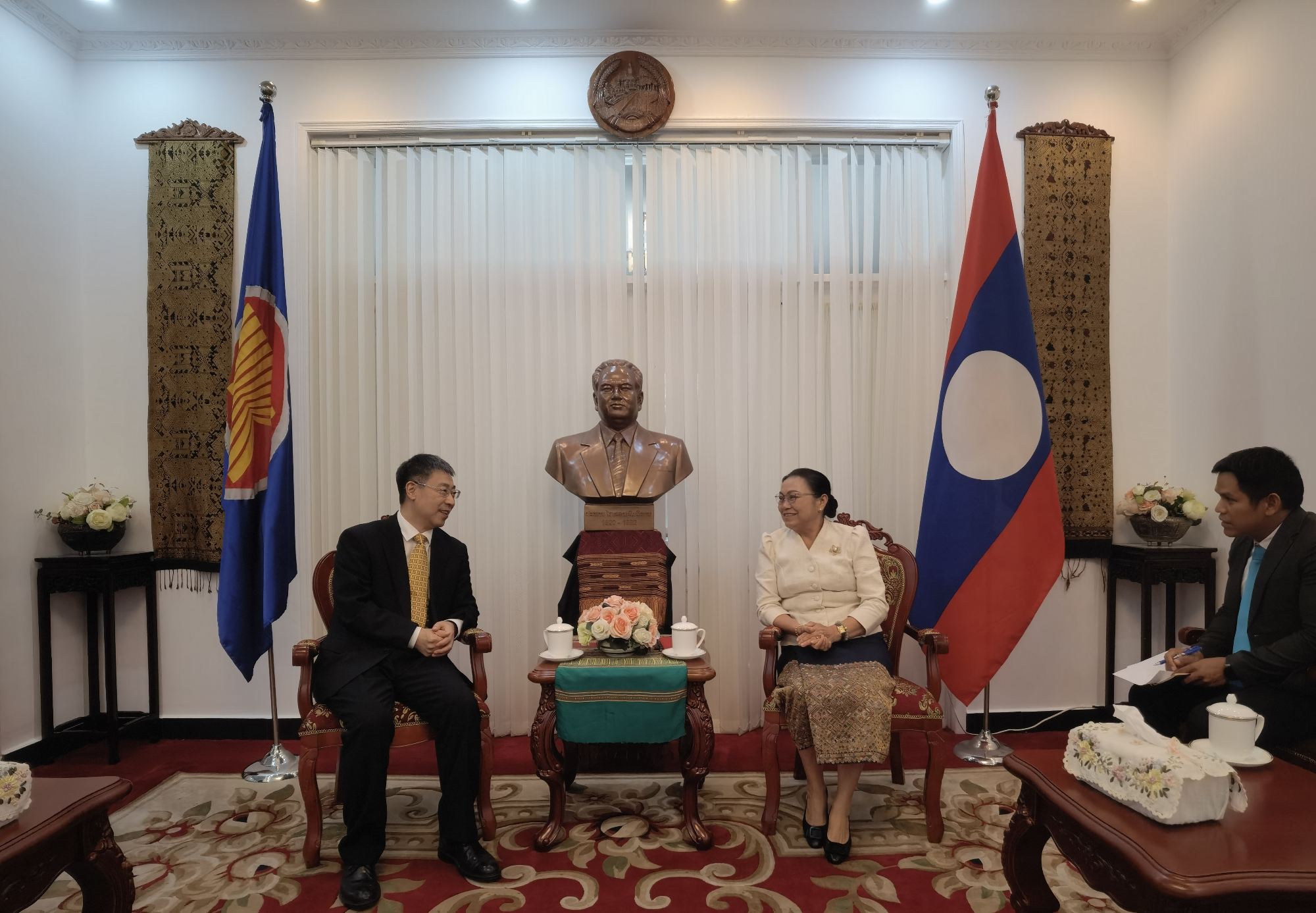 李杰副会长会见老挝驻华大使
